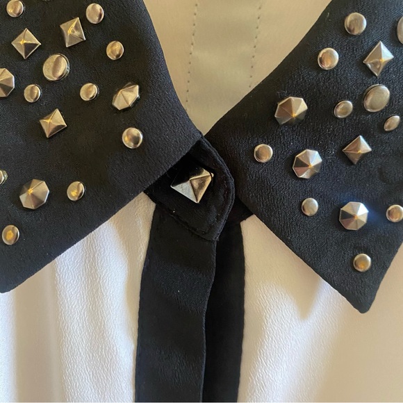ROCK & REPUBLIC • Studded Collar Button Down Shirt - Size L - Picture 4 of 16